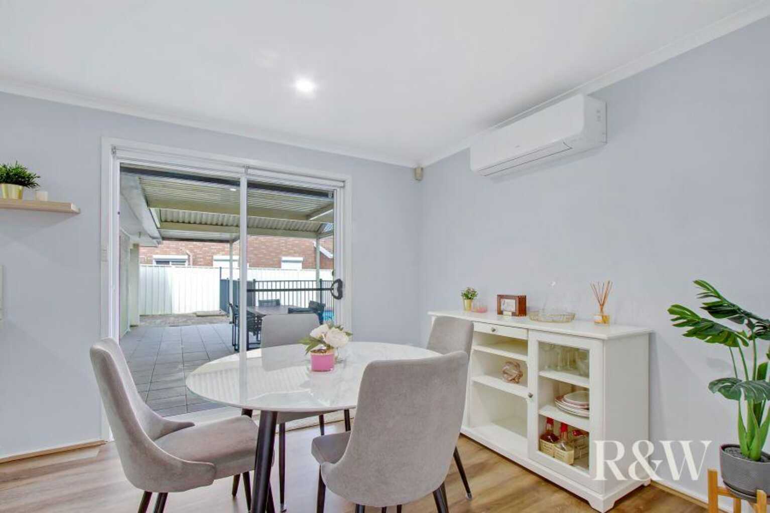 4 Como Close St Clair